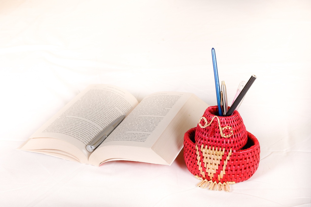 Sturdy Owl sikki pen stands